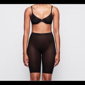 SKIMS SHEER SCULPT SHORT in ONYX
